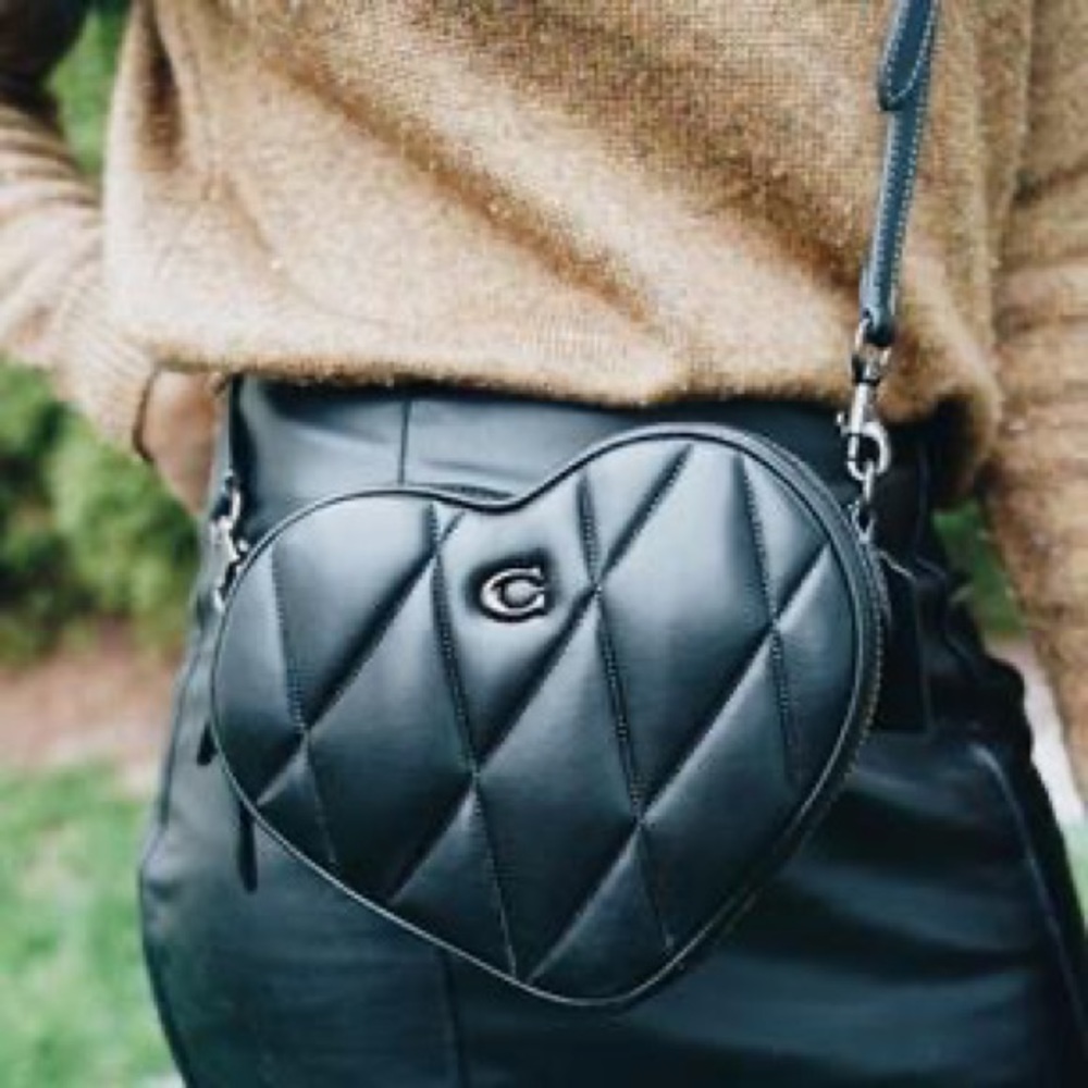 🖤 COACH Quilted Leather Heart Crossbody, Black 🖤 Larger size w/ leather straps